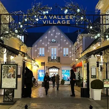 Le Gracieux Situe En Plein Centre Proche Val Deurope Village Nature Apartment